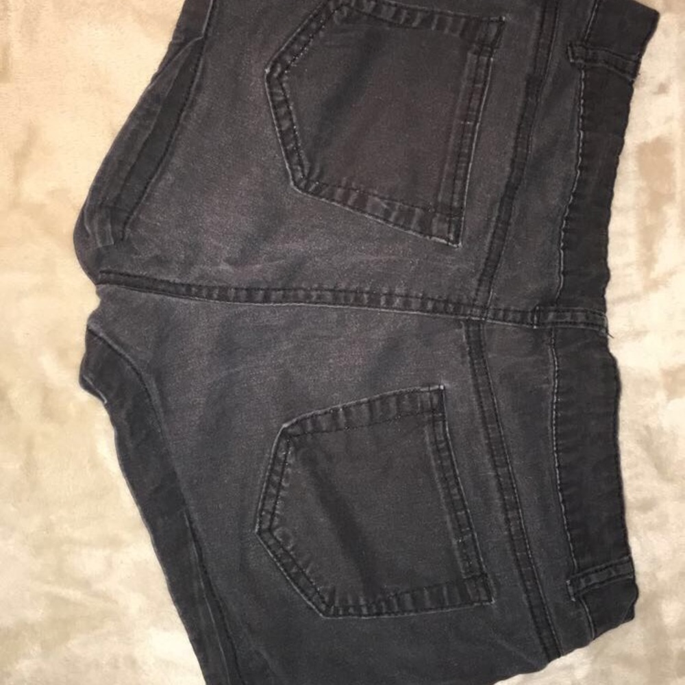 BLACK SHORTS - Picture 2 of 3